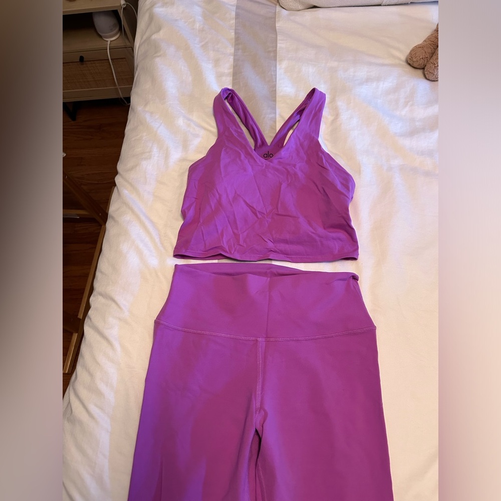Alo matching yoga set! Sports bra top and leggings